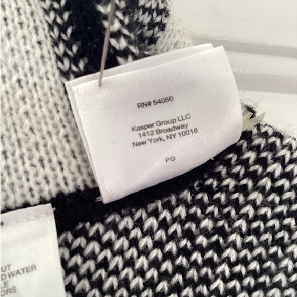 Anne Klein like new zippered cape/sweater. Size M - Picture 7 of 8